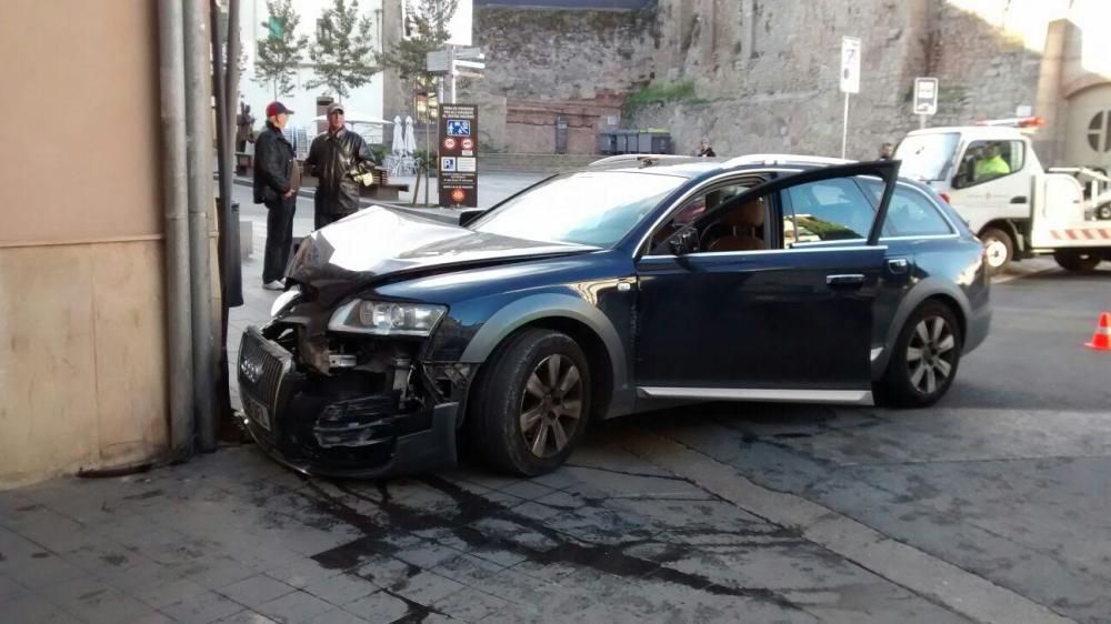 Un cotxe s'estampa a la plaça Infants de Manresa