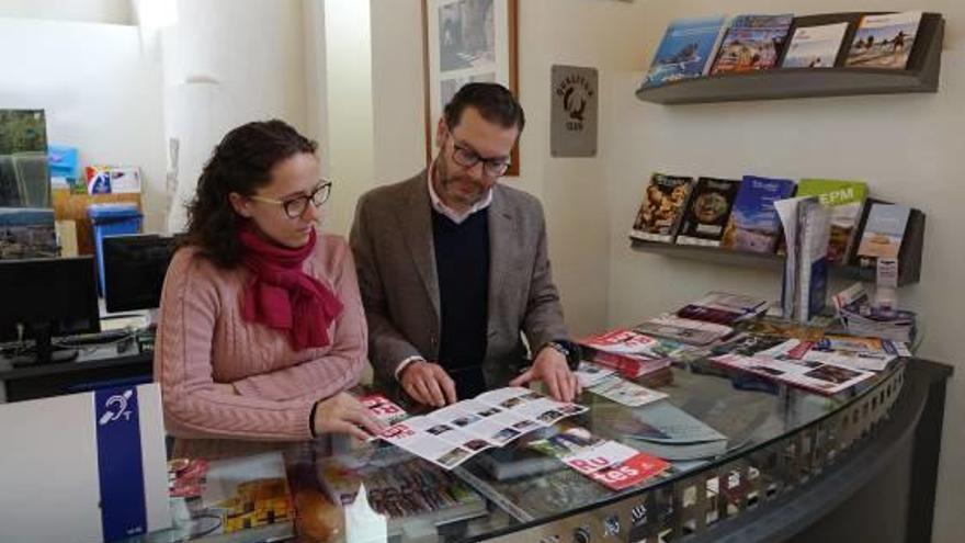 Úbeda con una técnica en la Oficina de Turisme d&#039;Ontinyent.