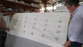 El Papa y su comitiva estrenan las vestimentas confeccionadas con telas de una empresa de Alcoy