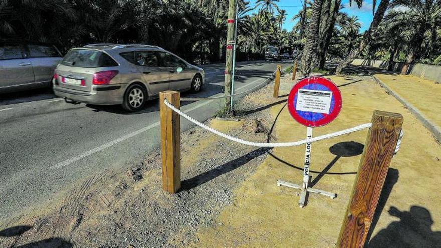 Bolardos unidos por cordones que se han colocado en los últimos días para impedir el estacionamiento de vehículos en esta zona del Palmeral. | ANTONIO AMORÓS