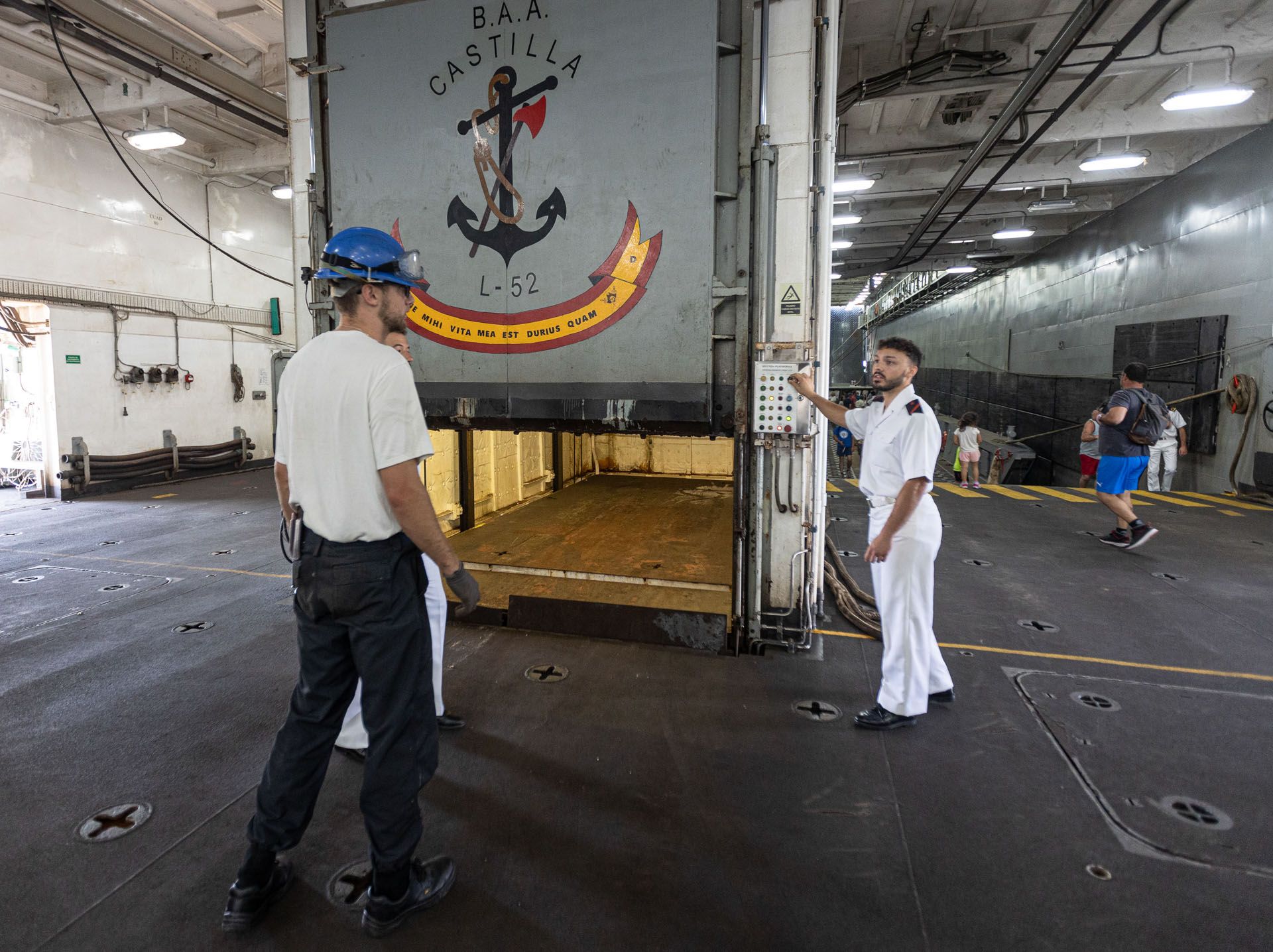 Colas para visitar el buque Castilla de la Armada Española