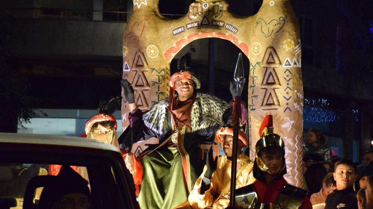 El rei Baltasar durant la cavalcada de Solsona, acompanyat dels seus dos patges