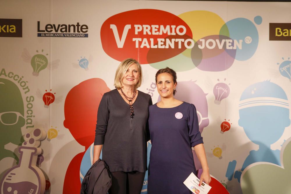 Los invitados posan en el photocall de los premios Talento Joven CV.