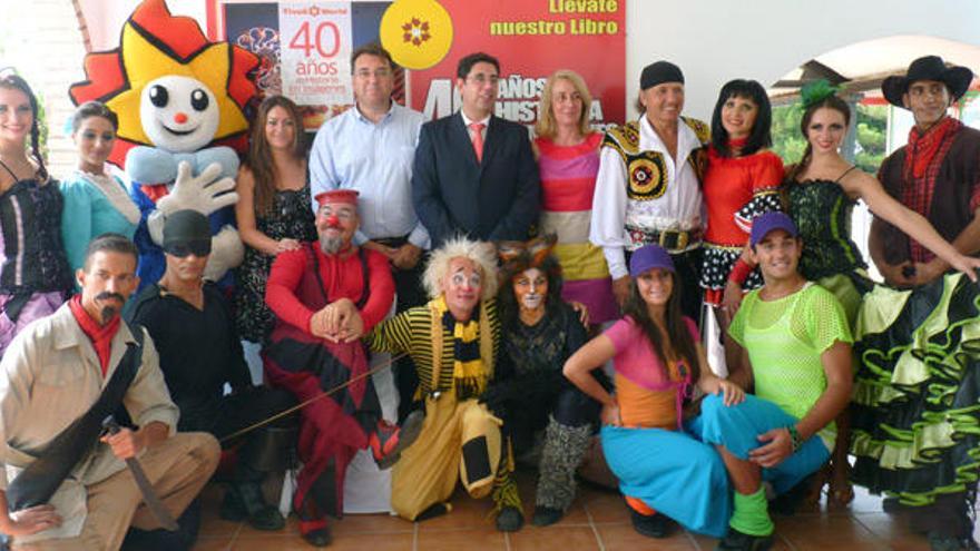 El director general del parque, Mariano Hidalgo; el director general del Patronato de Turismo de la Costa del Sol, Arturo Bernal; la alcaldesa de Benalmádena, Paloma García, y la cantante Celia Flores, rodeados de animadores del parque, ayer.