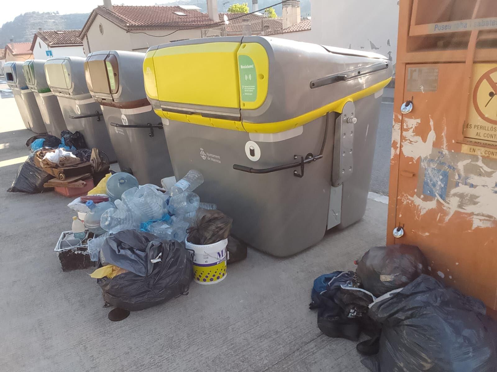 Els contenidors de Manresa, plens a vessar
