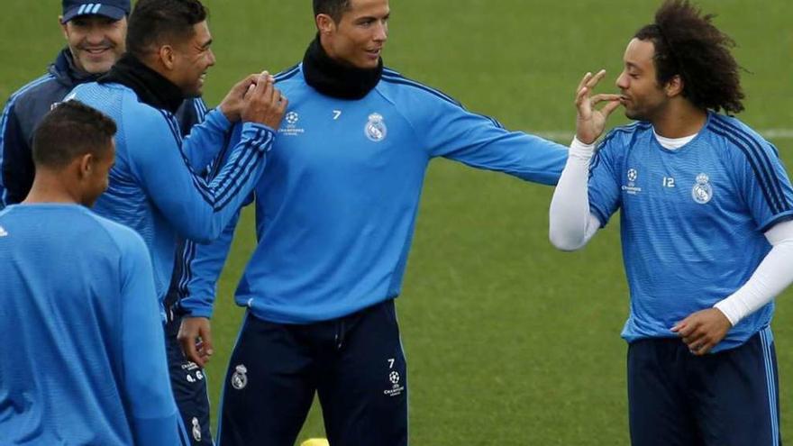 Casemiro, Cristiano y Marcelo bromean durante el entrenamiento. // Efe