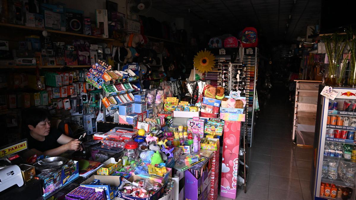 Vista de un comercio durante el apagón este lunes en Castellón.