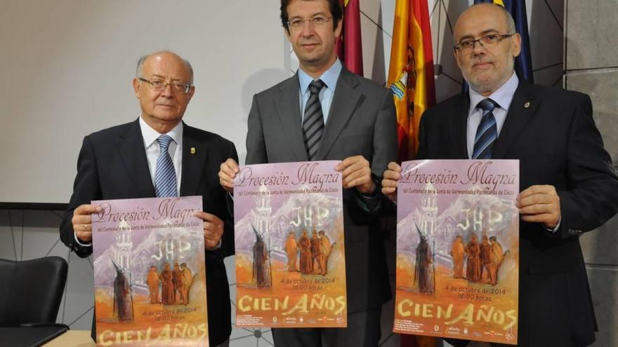 El consejero, el alcalde y el presidente de la Junta de Hermandades, en la presentación ayer.