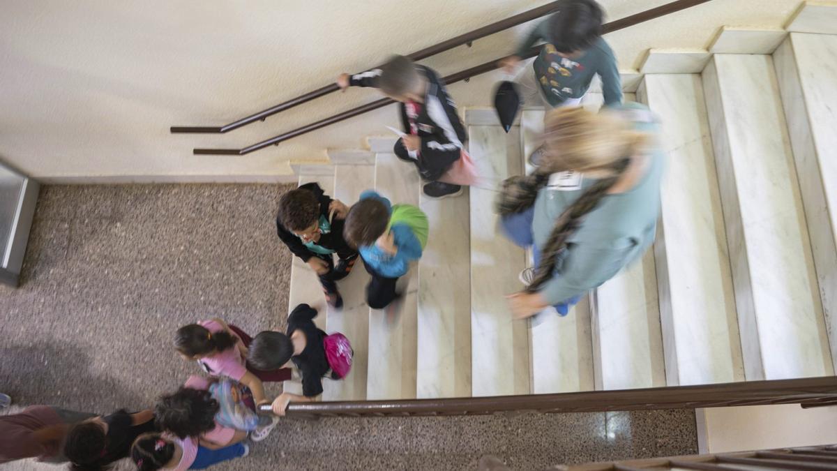 Una professora acompanya uns nens de primària, en una escola de Barcelona