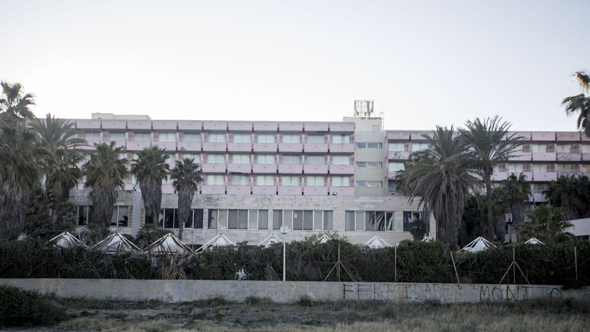 El Sidi, antiguo hotel de lujo del Saler, en ruinas tras más de una década cerrado