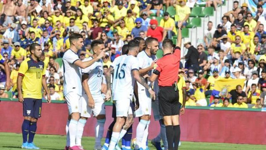 Un momento del amistoso Argentina-Ecuador del pasado día 13 en el estadio Martínez Valero.