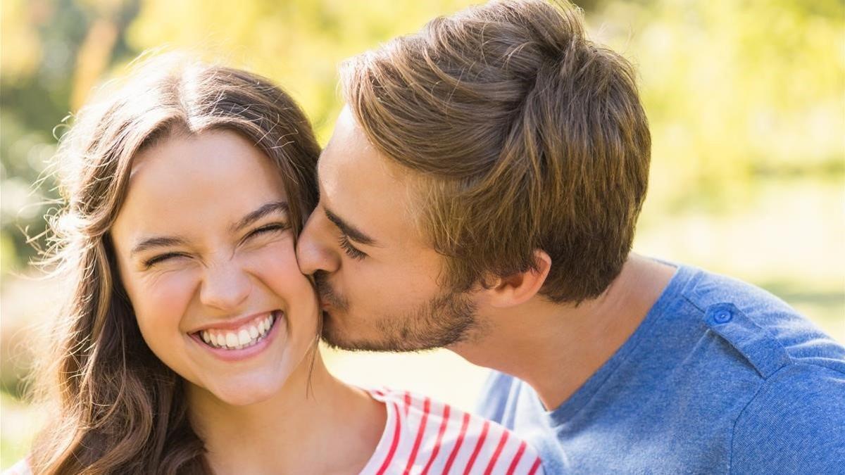 Una pareja se besa en la Rambla.