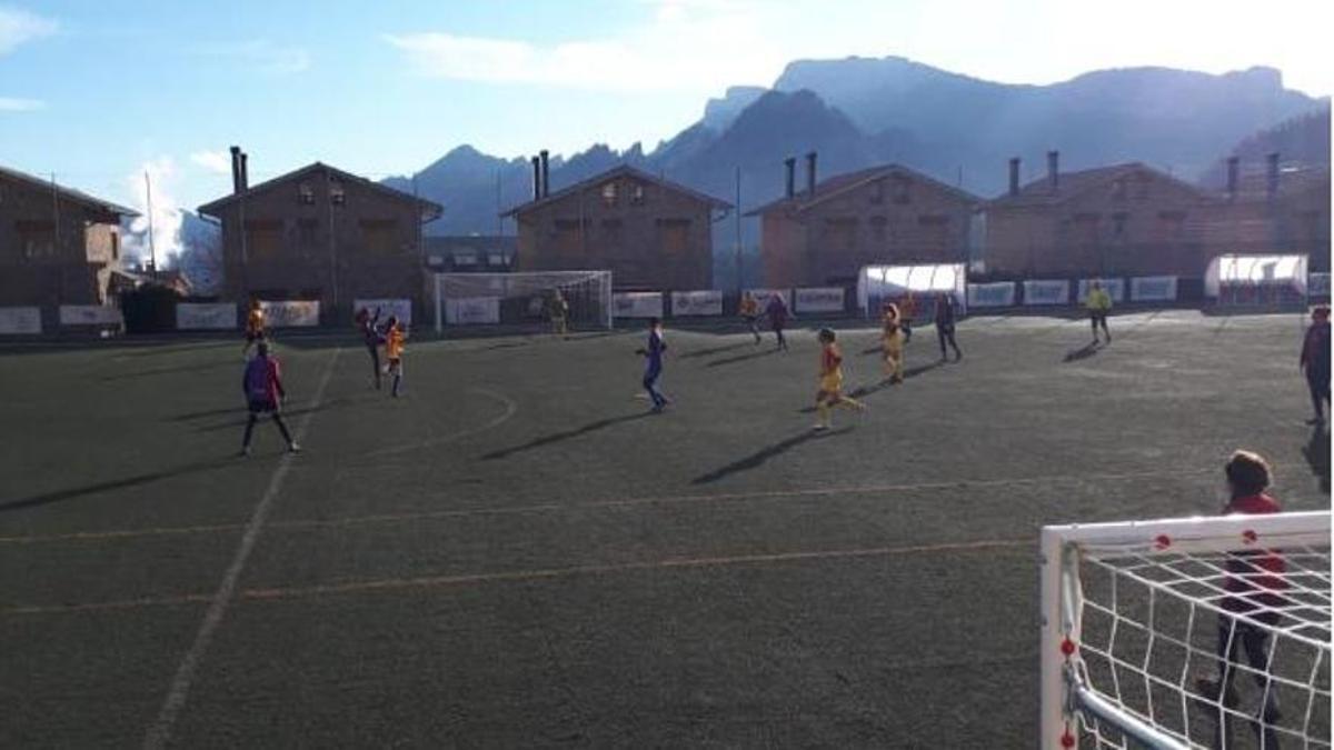 Un dels partits per estrenar la gespa artificial del camp de futbol municipal de Sant Llorenç