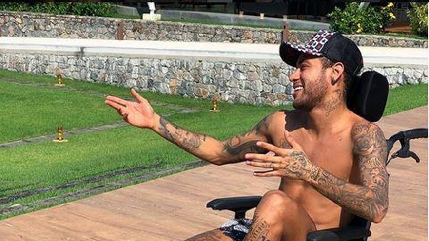 Neymar, sobre dos ruedas