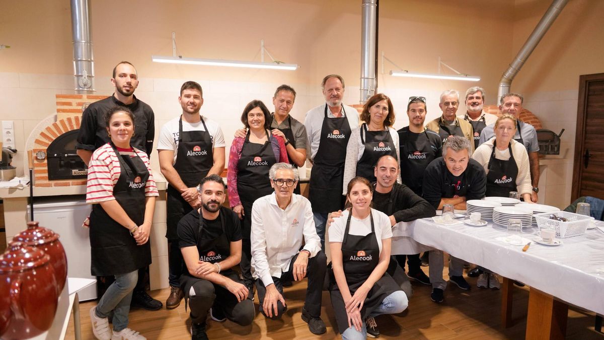 Alumnos de un taller de cocina impartido en la Escuela de Valcabado posan con el chef zamorano.