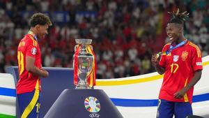 Lamine Yamal y Nico Williams ante el trofeo de la Eurocopa, después de recibir la medalla de campeones