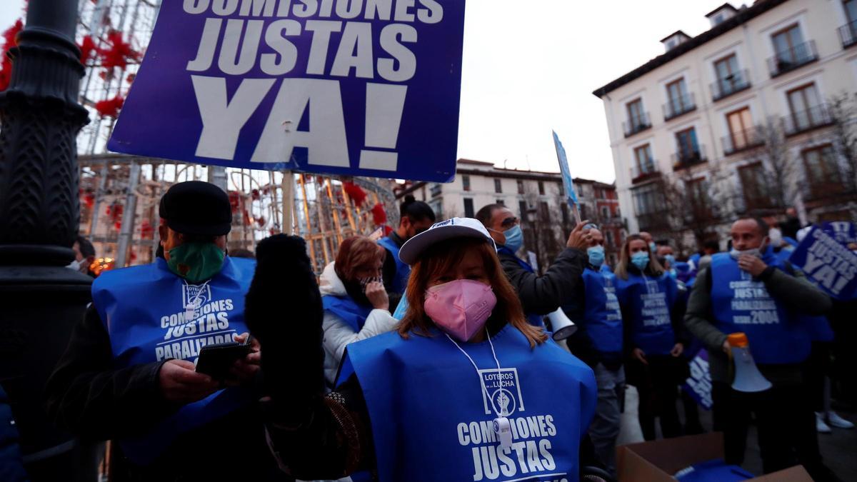 Los loteros se manifiestan a las puertas del Teatro Real durante el Sorteo de Navidad.