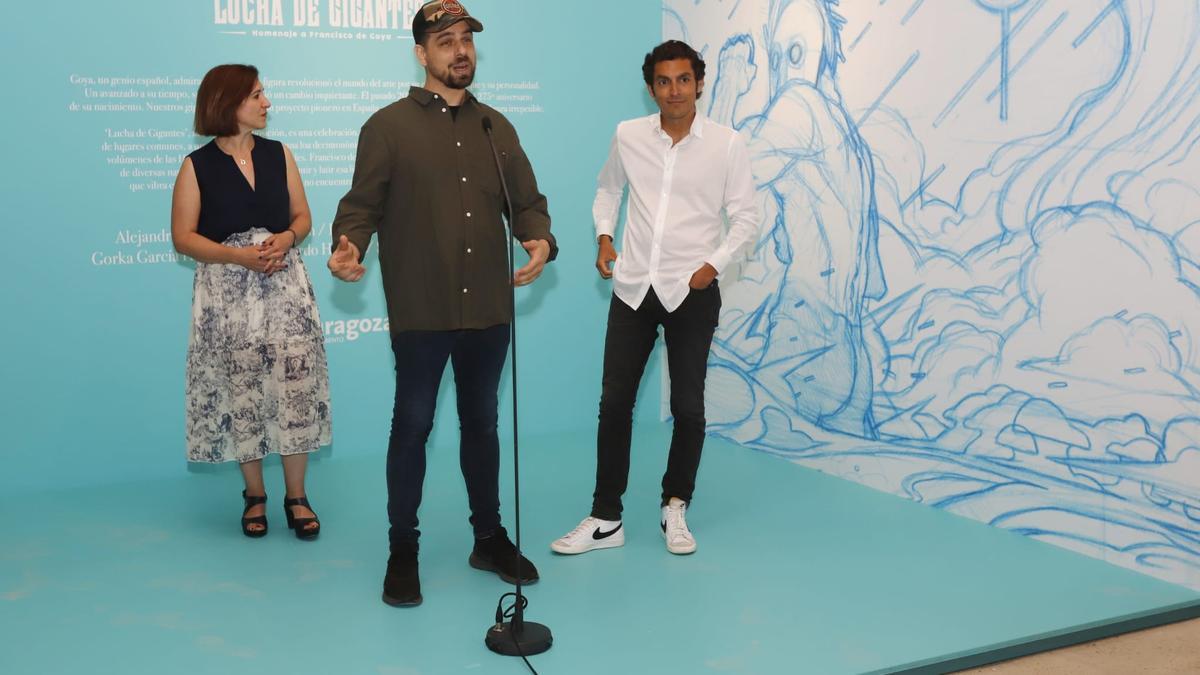 El artista Aleix Gordo, junto a la vicealcaldesa Sara Fernández y el comisario Gabriel Suárez, en la presentación de este miércoles.