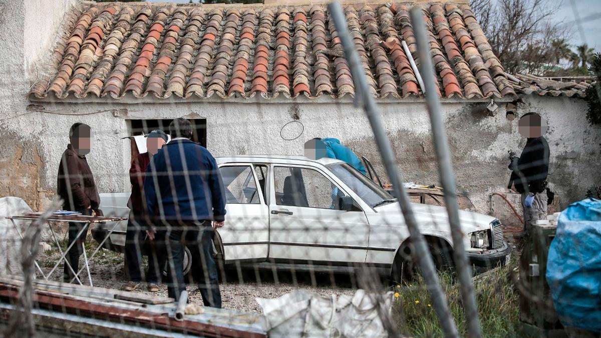 Agentes de la Guardia Civil, durante el registro de la caseta del sospechoso en 2014.