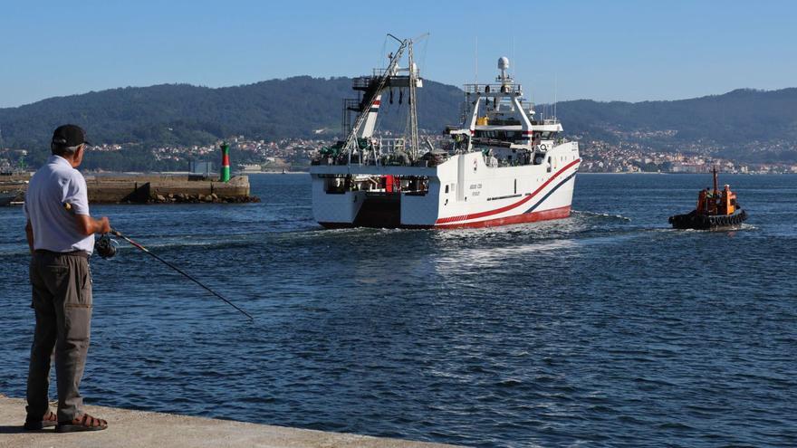 Salida de un arrastrero vigués con rumbo a Malvinas. |   // ALBA VILLAR