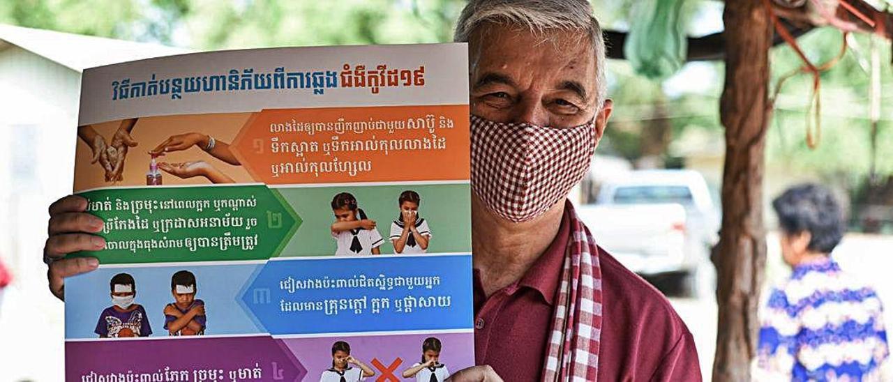 A la derecha, el religioso en Camboya, hace unos días, con mascarilla.