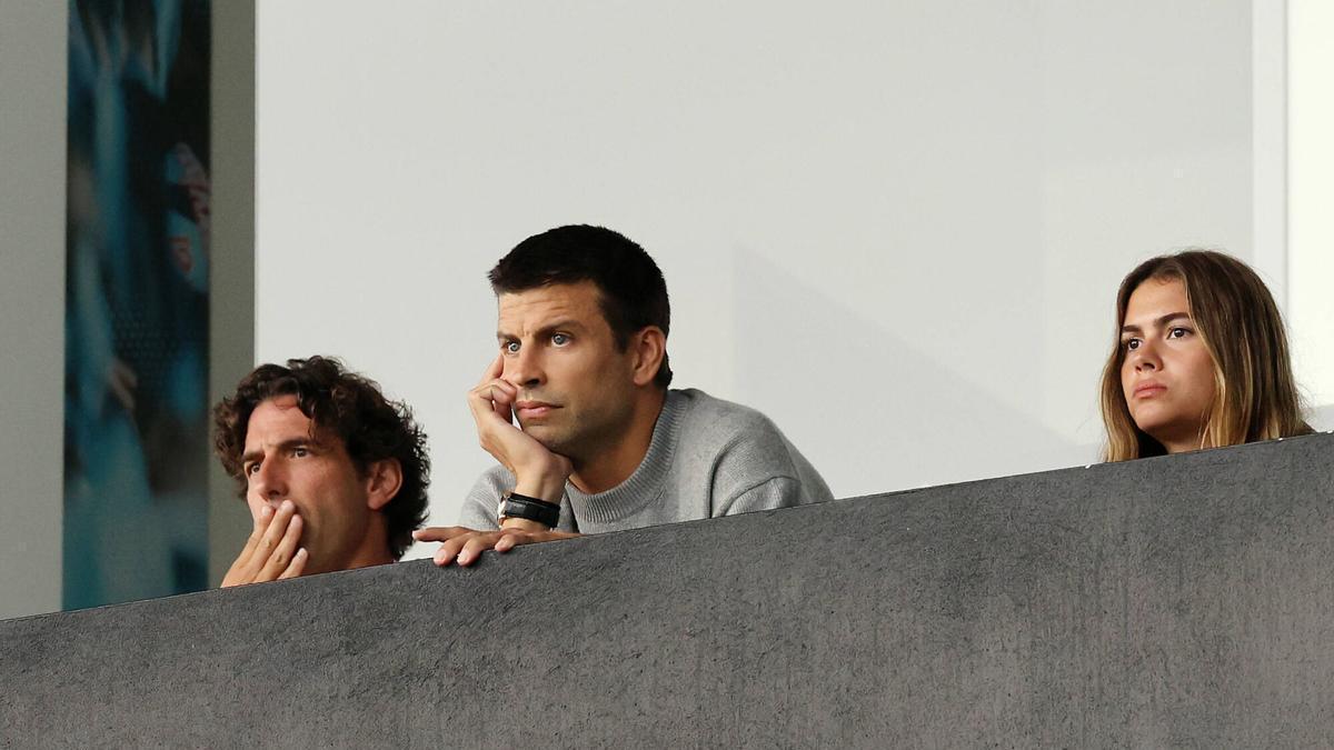 Gerard Piqué, propietario del Andorra, junto a su novia Clara Chía en el palco de Balaídos en el choque ante el Celta Fortuna