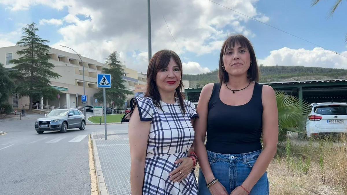 Marisol Sánchez y Melba Miñano frente al hospital Lorenzo Guirao de Cieza.
