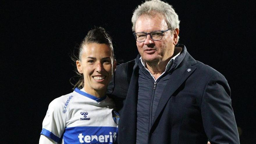 Silvia Doblado, con el presidente de la UDG Tenerife, Sergio Batista, tras el partido del viernes ante el Atlético.