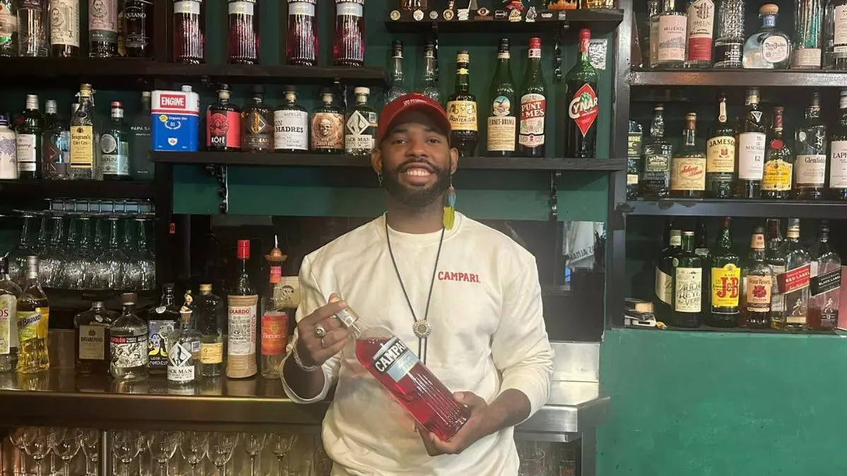 El mejor negroni de España está en Arganzuela... y cuesta 7 euros: su creador, Frederick Castillo te enseña cómo hacerlo
