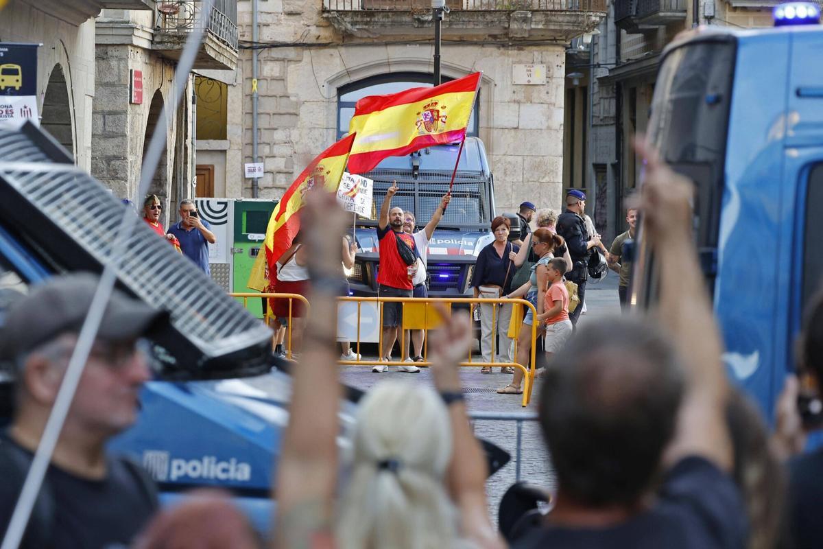 Les imatges de la manifestació i contramanifestació per l'entrada d'immigrants a Ceuta Les imatges de la manifestació i contramanifestació per l'entrada d'immigrants a Ceuta