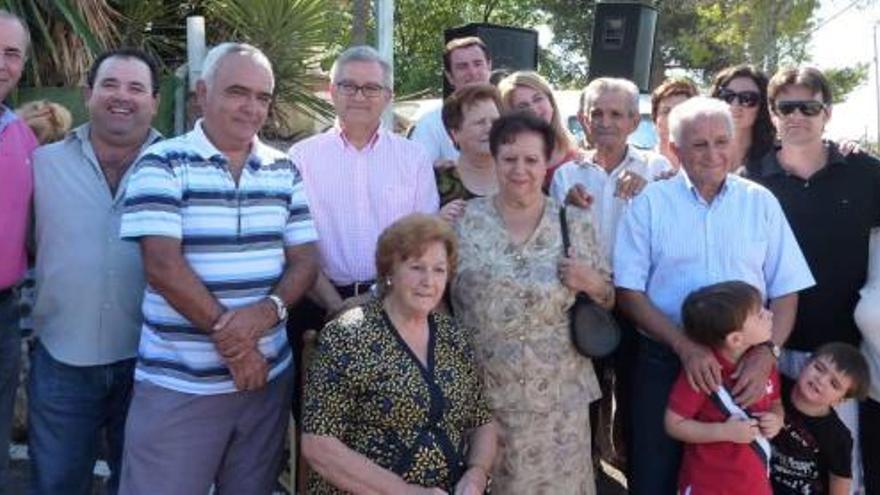 Familiares de Manuel Agulló, junto al alcalde, durante la inauguración del camino.