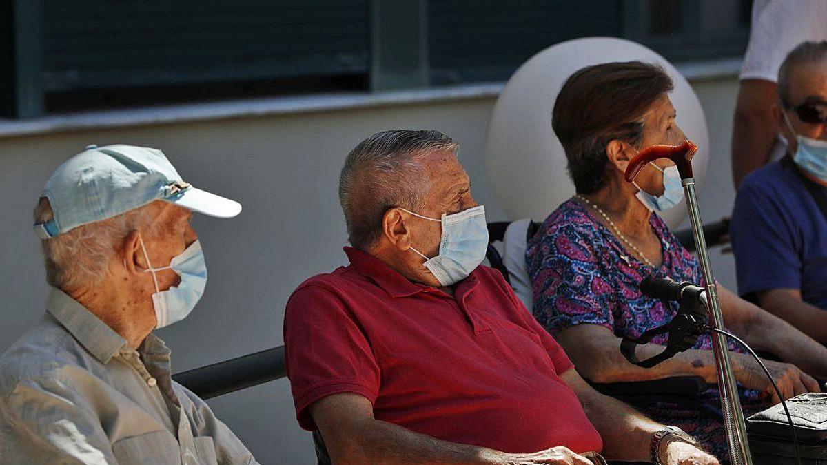 Una residencia de ancianos madrileña celebra el Día de los Mayores.