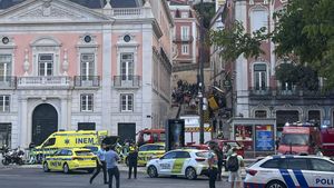 Almenys 15 morts i 18 ferits al descarrilar un funicular a Lisboa