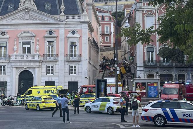 LISBOA (PORTUGAL), 03/09/2025.- Al menos una veintena de víctimas se registraron este miércoles al descarrilar el Ascensor de Gloria (Elevador de Glória), uno de los principales funiculares turísticos, del centro de Lisboa, dijo a EFE una fuente de los bomberos zapadores de la capital, quien indicó que la cifra es preliminar. La fuente no precisó si las víctimas en el suceso son muertos o heridos. Sobre el terreno, EFE pudo constatar un amplio despliegue policial, que ha cerrado el acceso a la zona, y de equipos de emergencia. EFE/ Laia Mataix