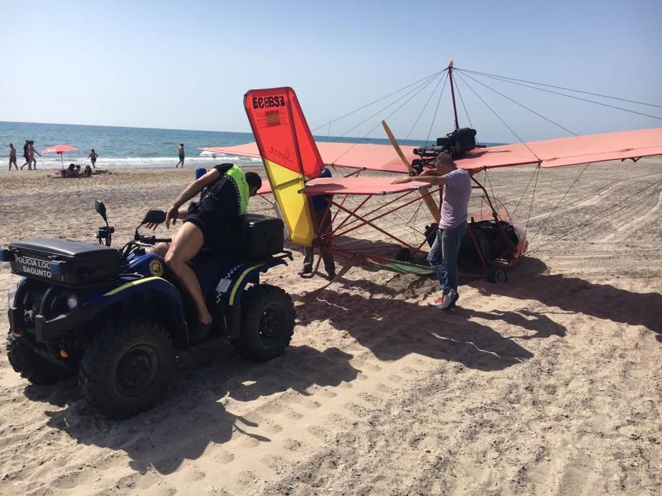 Un ultraligero aterriza de emergencia en la playa de Sagunt