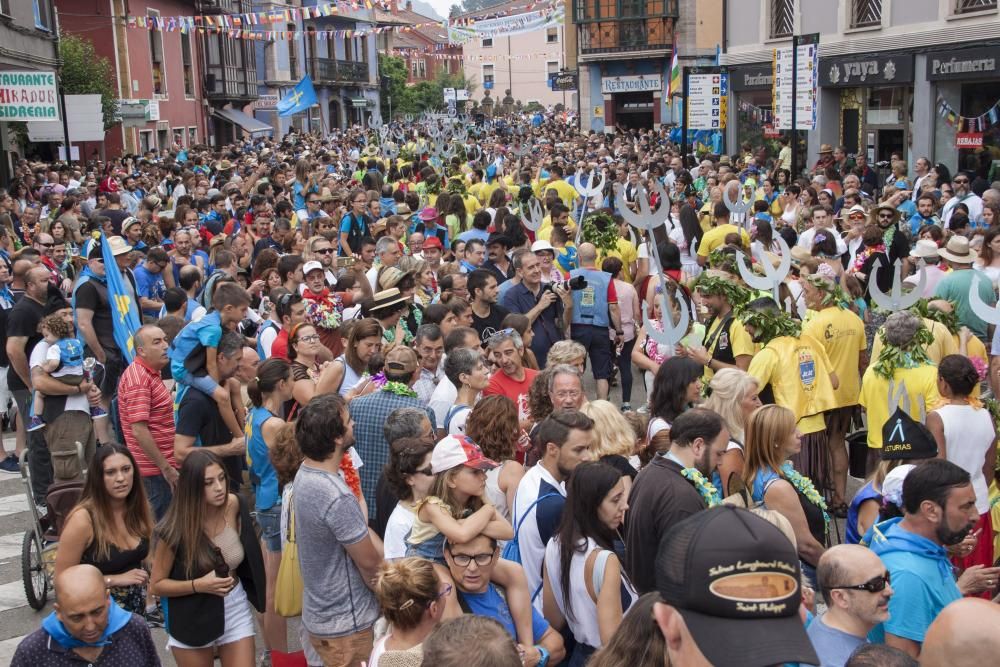 Ambiente festivo en el Descenso del Sella