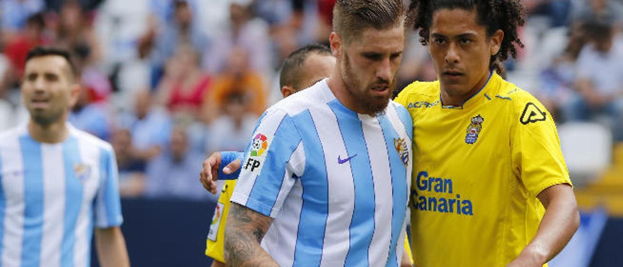 Nauzet Alemán, ayer, abandona el estadio de Gran Canaria.