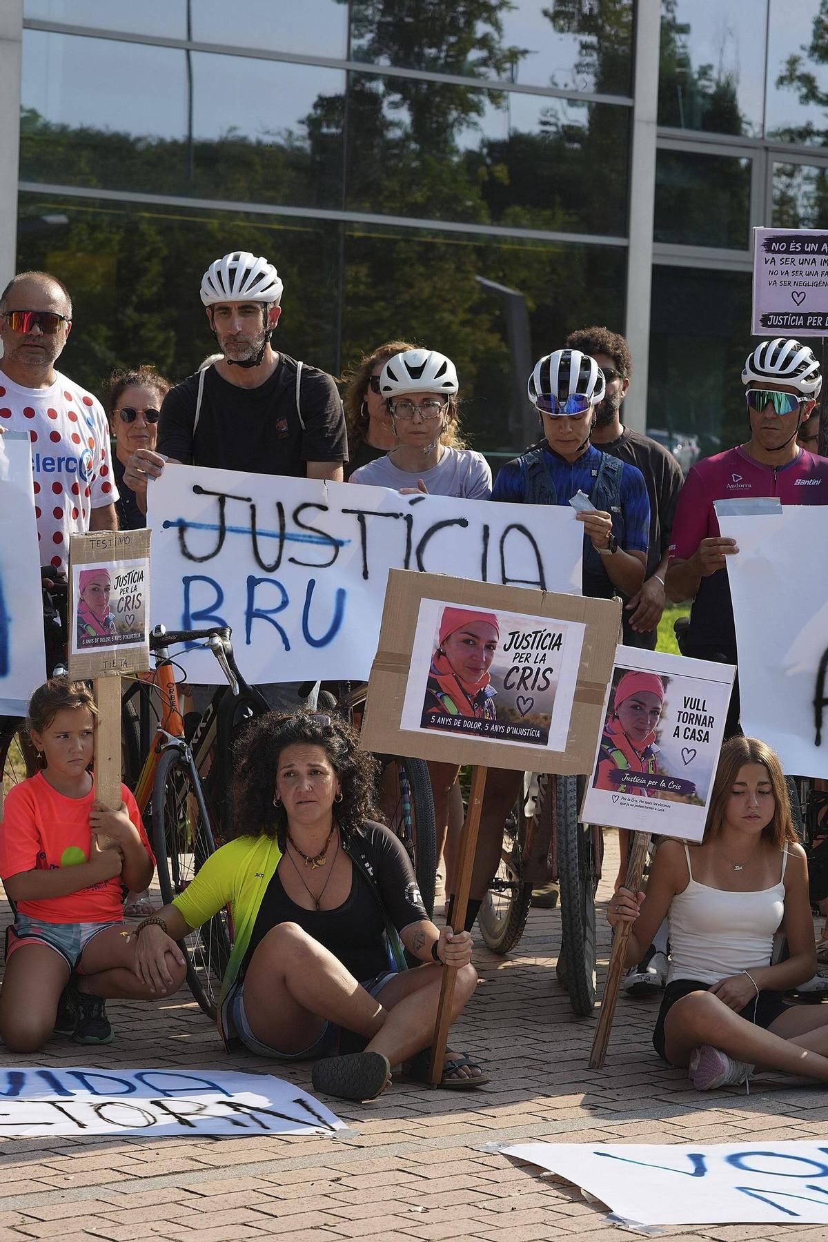 Les imatges de la concentració de rebuig a la condemna pel conductor que va matar una ciclista als Àngels