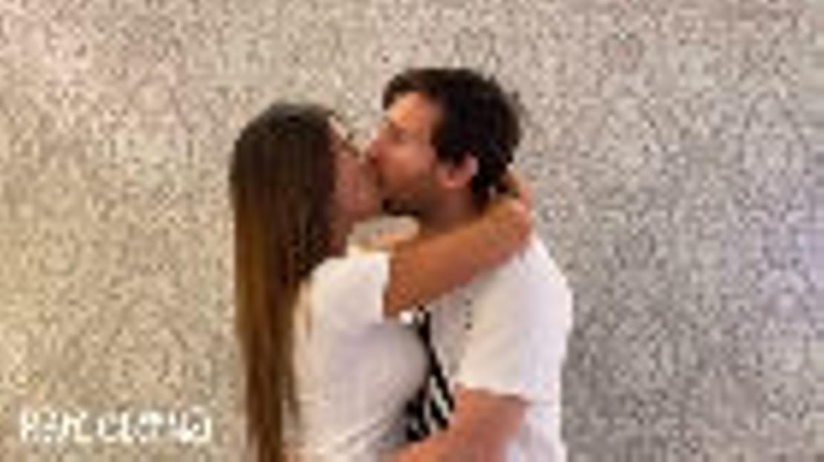 El beso más apasionado entre Messi y Antonela