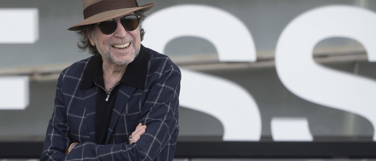 Archivo - El cantautor Joaquín Sabina posa durante la presentación del documental &#039;Sintiéndolo mucho&#039; en el Festival de San Sebastián, a 17 de septiembre de 2022, foto de archivo