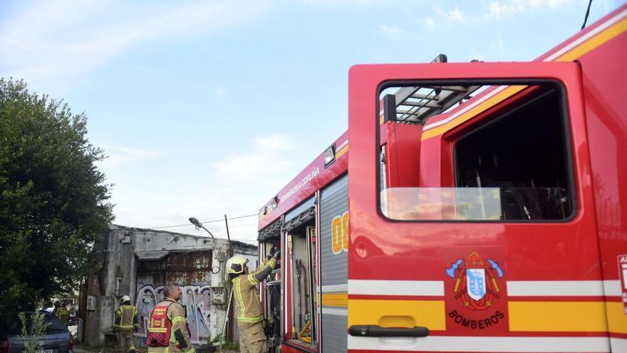 Incendio en uno de los antiguos talleres del Agra de San Amaro en A Coruña