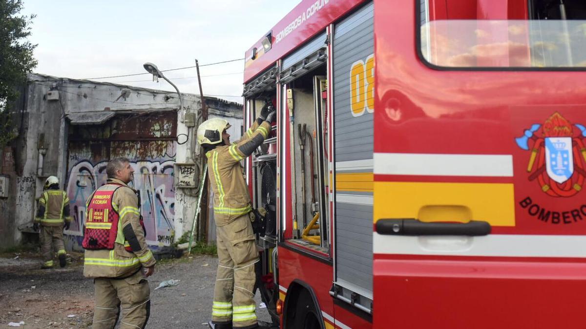 Incendio en uno de los antiguos talleres del Agra de San Amaro en A Coruña