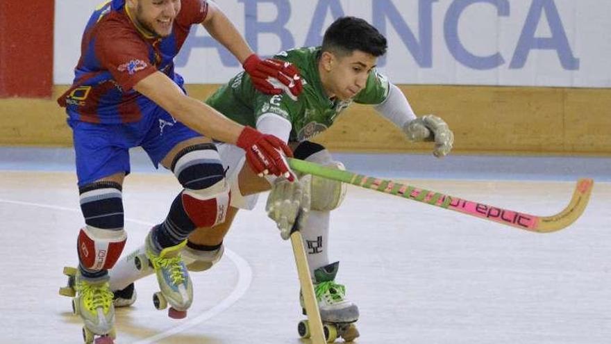 Carlo di Benedetto, presionado por un jugador del Alcoy.