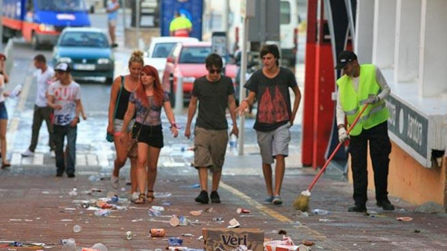 Un operario limpia una de las calles peatonales del West End.