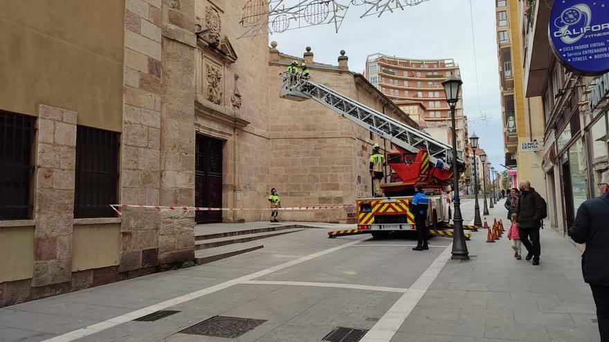Los bomberos actúan en una céntrica iglesia de Zamora