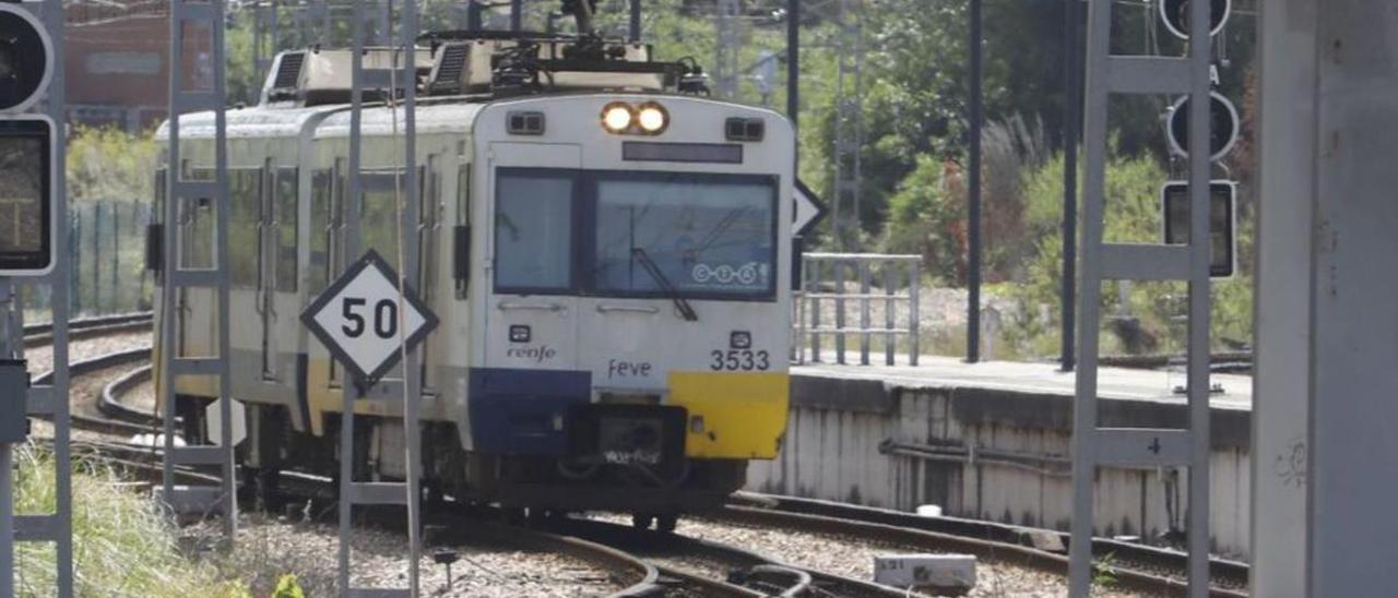 Un tren de la antigua Feve, entrando en la estación de Gijón. | Marcos León