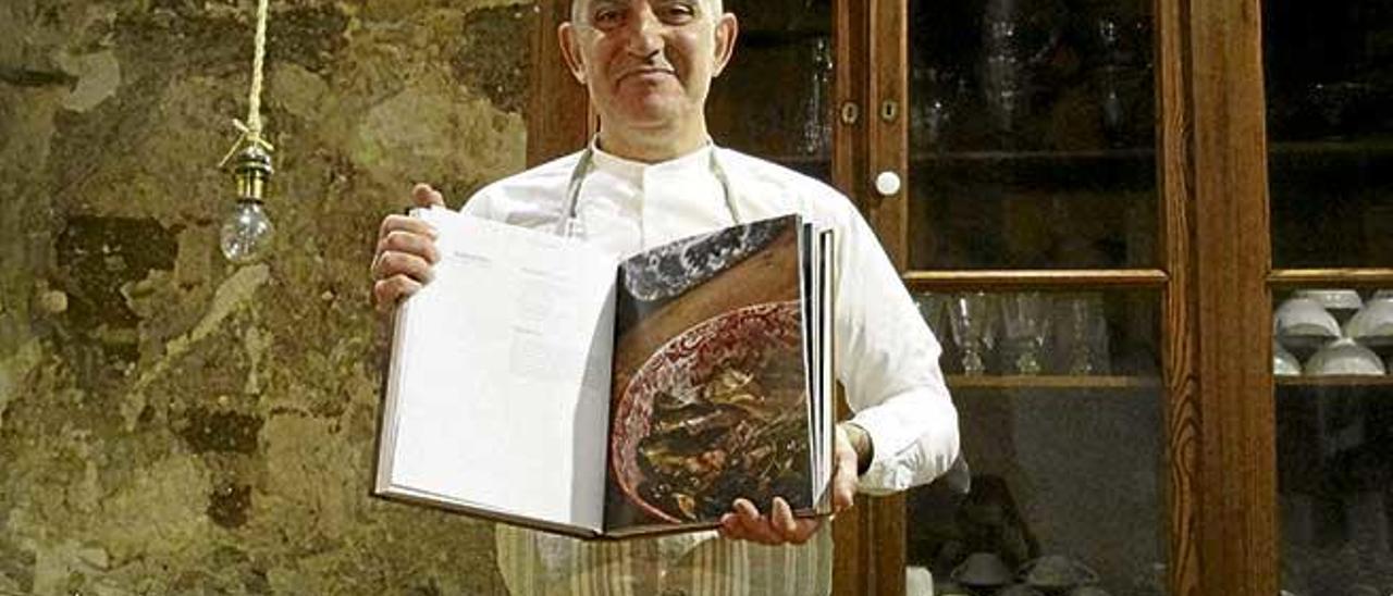 Tomeu Arbona con su nuevo libro, ´Cuina tradicional de Mallorca. Intimitat original´.