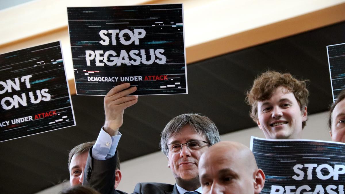 L&#039;expresident i eurodiputat de JxCat Carles Puigdemont durant una protesta a l&#039;Eurocambra per l&#039;espionatge amb Pegasus a eurodiputats