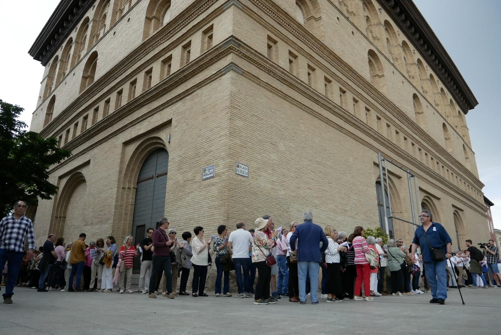 En imágenes | El abrazo a la Lonja de Zaragoza