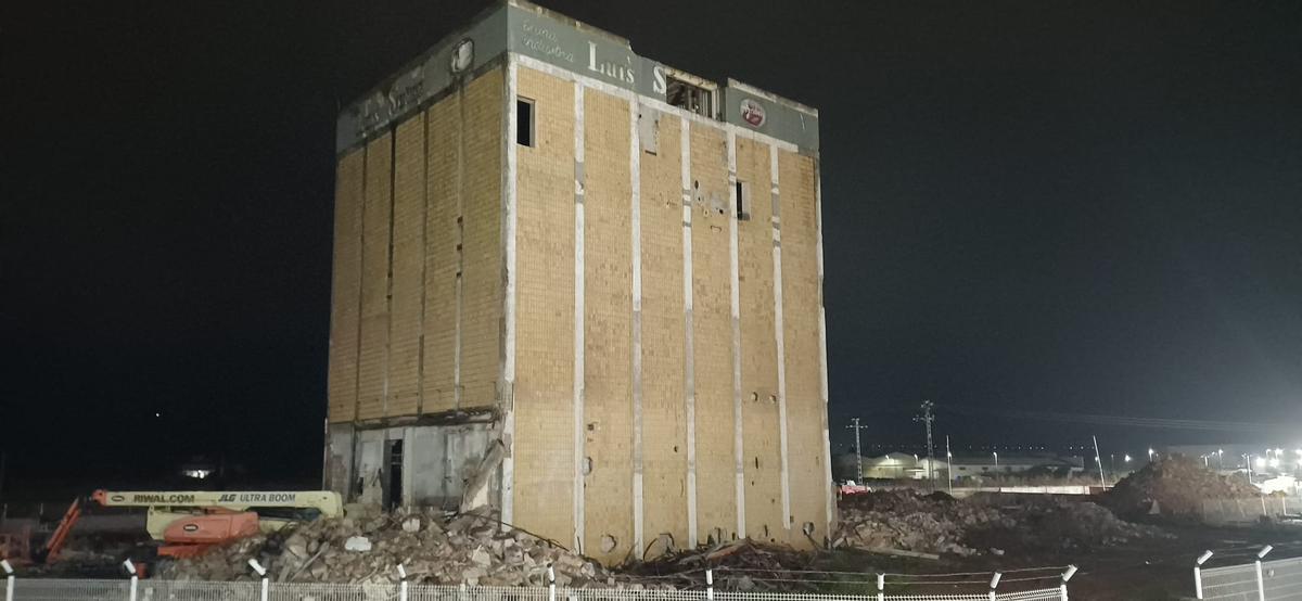 L’antiga sitja d'Avidesa, amb el logotip de l'empresa i el nom de Luis Suñer, abans de la demolició.